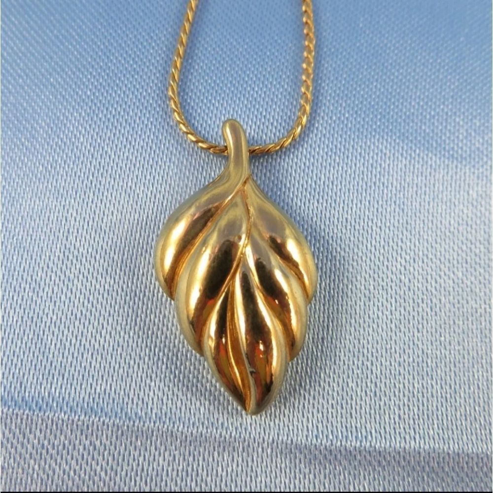 Vintage Signed Crown Trifari Leaf Pendant Necklace Gold-Tone Dainty Leaves - Picture 3 of 10